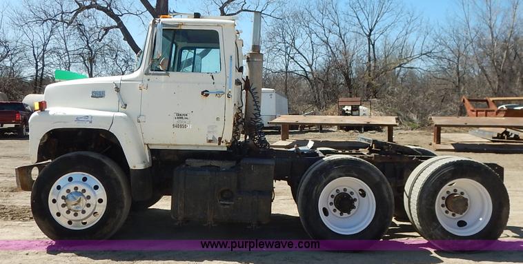 image for item K7343 1983 Ford LNT9000 semi truck
