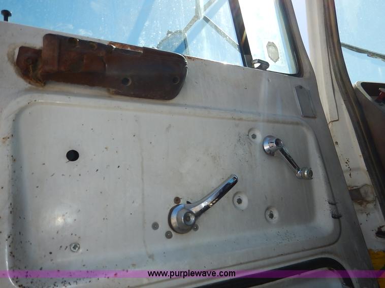 image for item K7343 1983 Ford LNT9000 semi truck