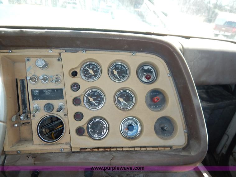 image for item K7343 1983 Ford LNT9000 semi truck