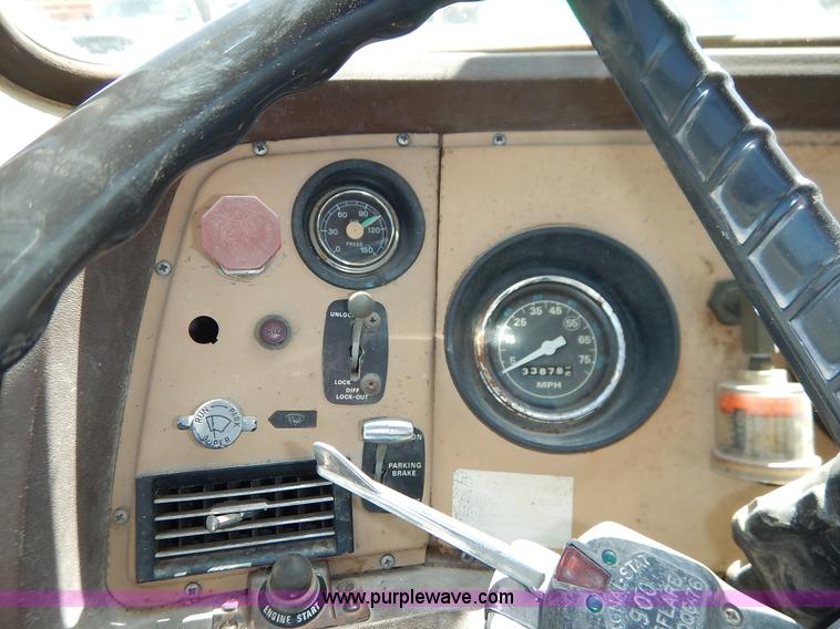 image for item K7343 1983 Ford LNT9000 semi truck