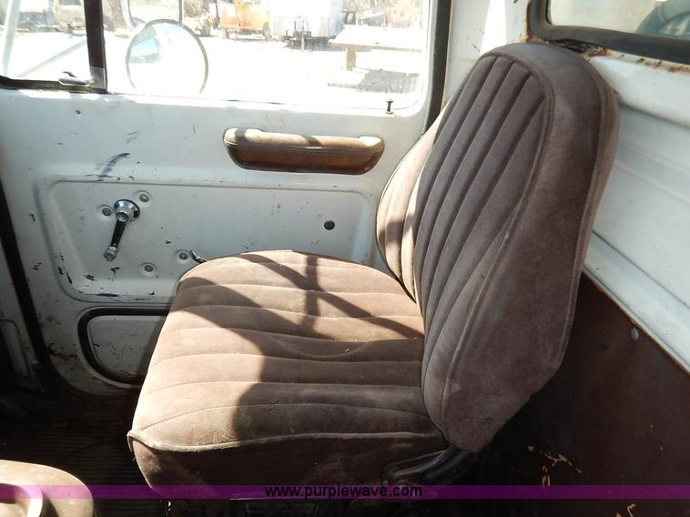 image for item K7343 1983 Ford LNT9000 semi truck