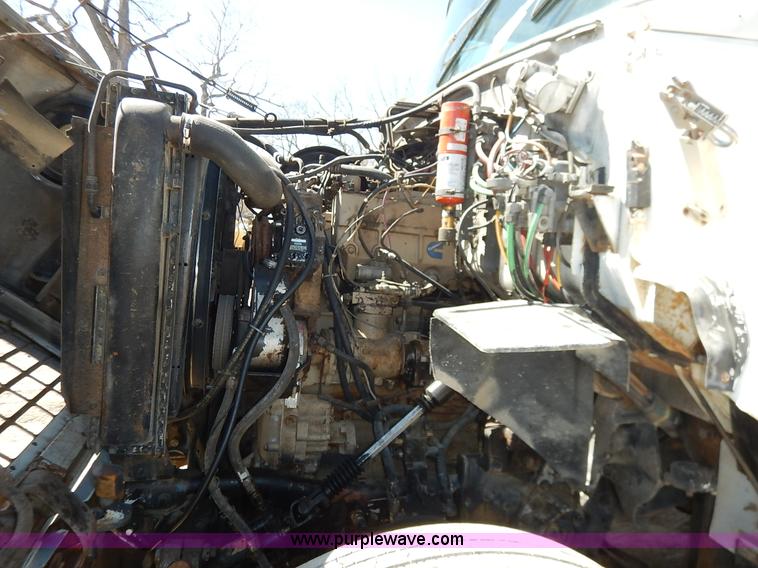 image for item K7343 1983 Ford LNT9000 semi truck