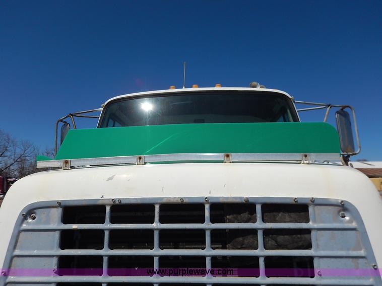 image for item K7343 1983 Ford LNT9000 semi truck