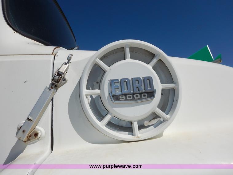 image for item K7343 1983 Ford LNT9000 semi truck