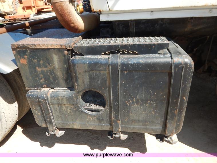 image for item K7343 1983 Ford LNT9000 semi truck