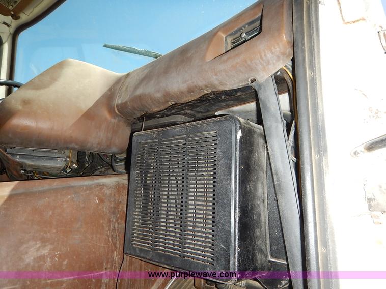 image for item K7343 1983 Ford LNT9000 semi truck