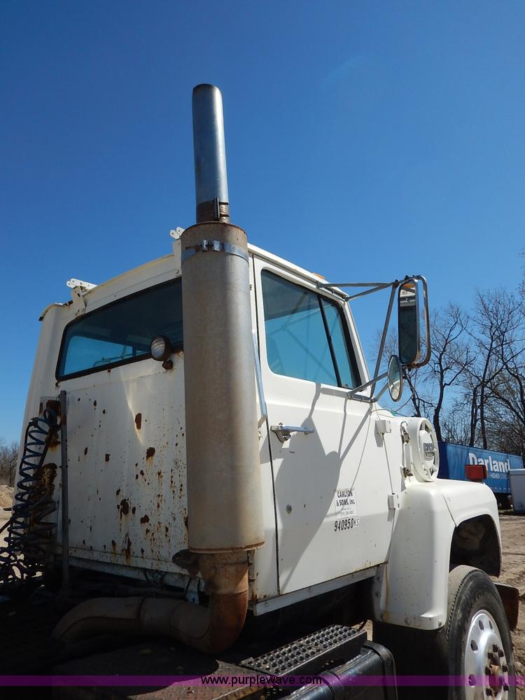 image for item K7343 1983 Ford LNT9000 semi truck