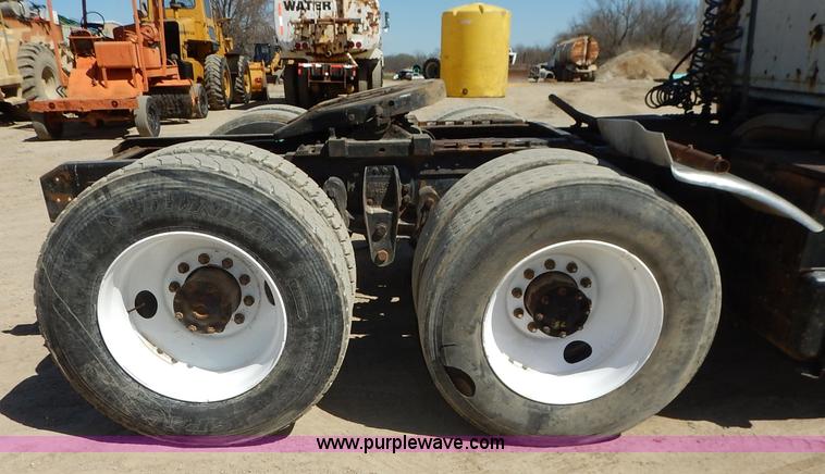 image for item K7343 1983 Ford LNT9000 semi truck