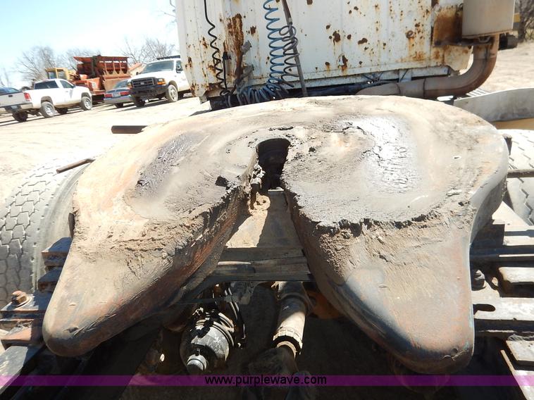 image for item K7343 1983 Ford LNT9000 semi truck