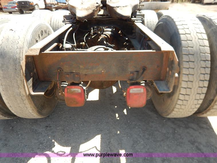 image for item K7343 1983 Ford LNT9000 semi truck