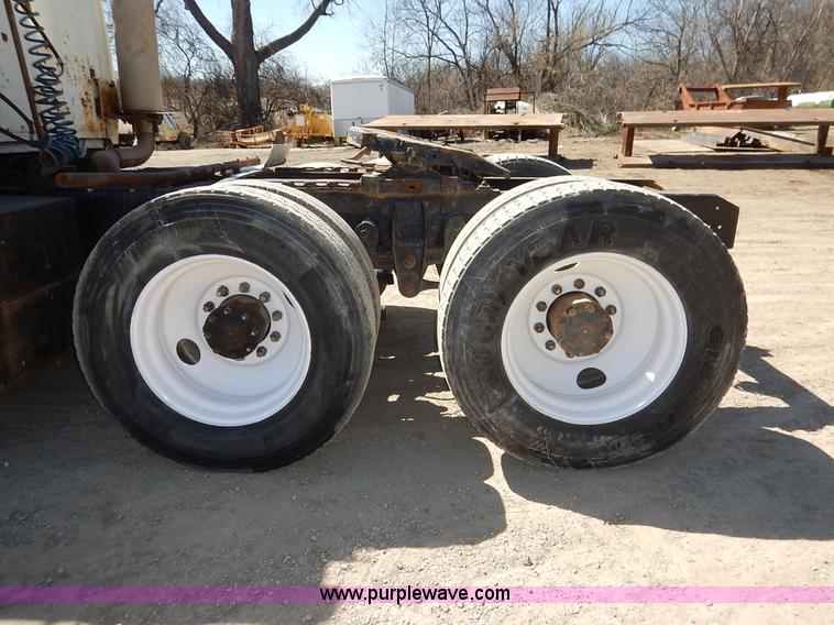 image for item K7343 1983 Ford LNT9000 semi truck