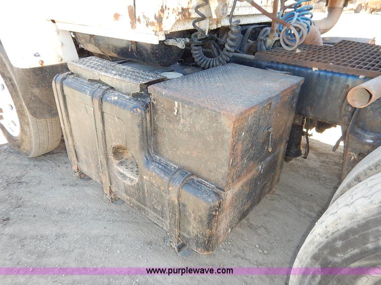 image for item K7343 1983 Ford LNT9000 semi truck