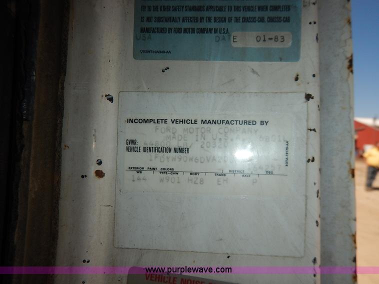 image for item K7343 1983 Ford LNT9000 semi truck