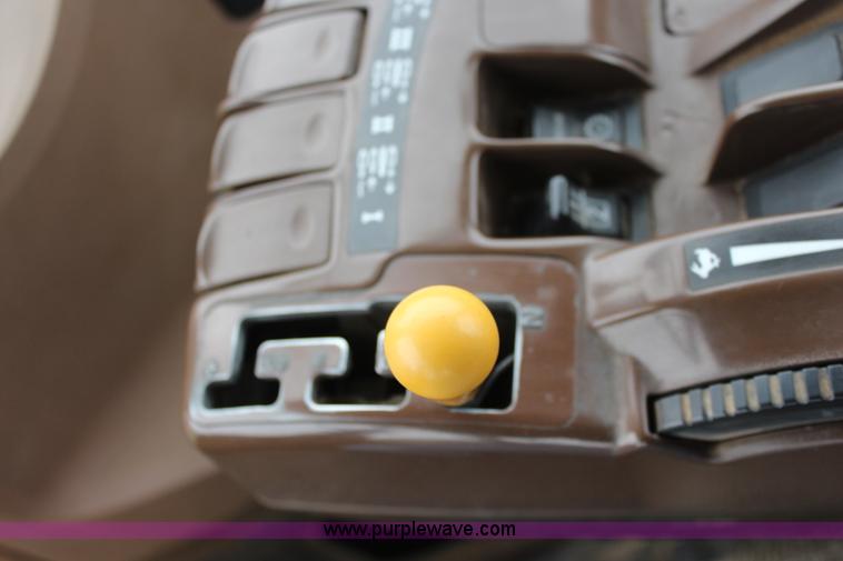 image for item K8931 2002 John Deere 9520 4WD tractor