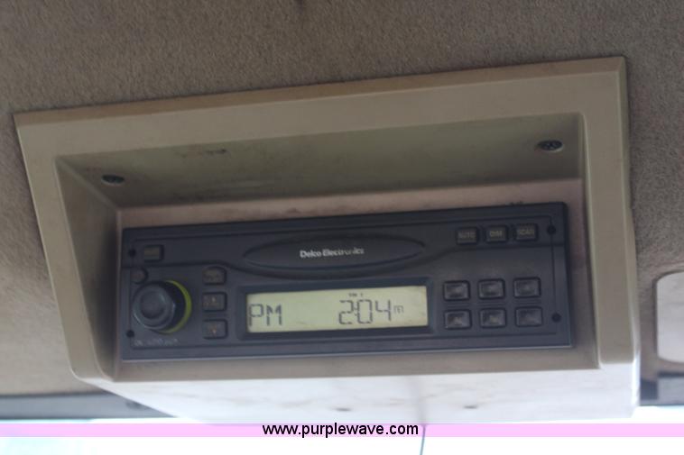 image for item K8931 2002 John Deere 9520 4WD tractor