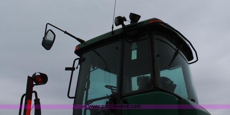 image for item K8931 2002 John Deere 9520 4WD tractor