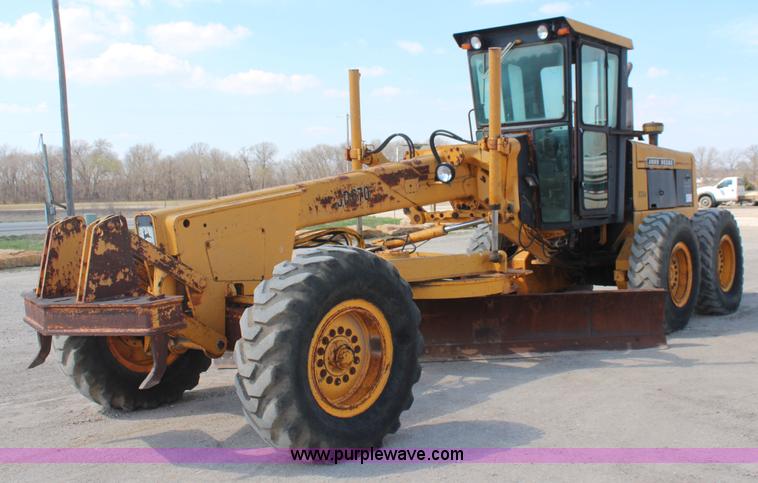 image for item K8960 1977 John Deere 670 motor grader