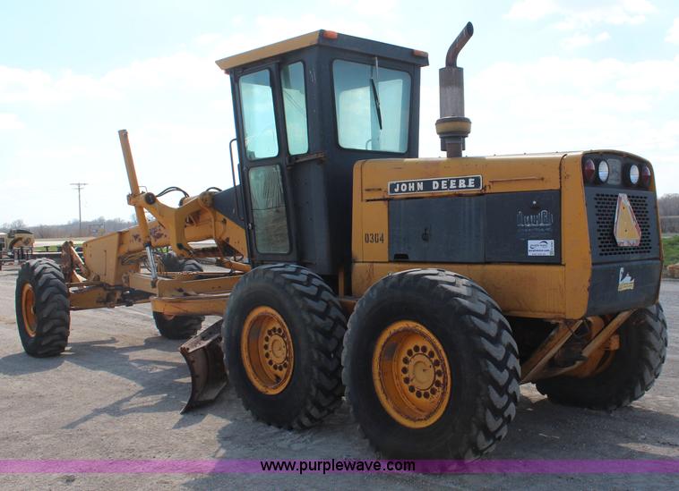 image for item K8960 1977 John Deere 670 motor grader