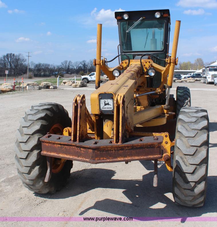 image for item K8960 1977 John Deere 670 motor grader