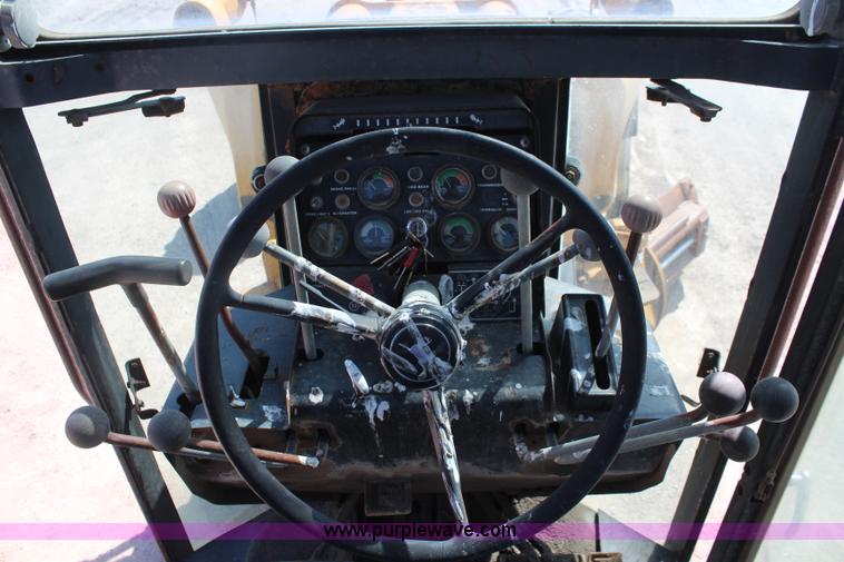 image for item K8960 1977 John Deere 670 motor grader