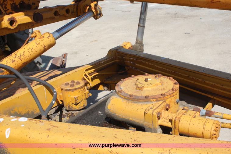 image for item K8960 1977 John Deere 670 motor grader