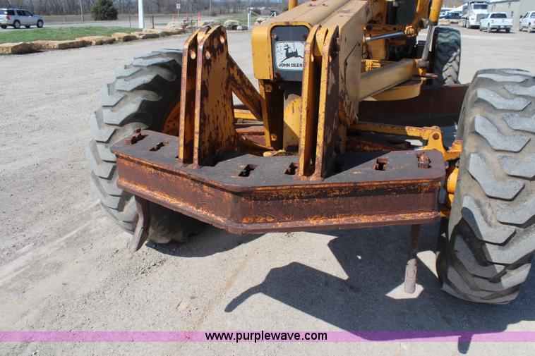 image for item K8960 1977 John Deere 670 motor grader