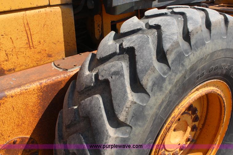 image for item K8960 1977 John Deere 670 motor grader