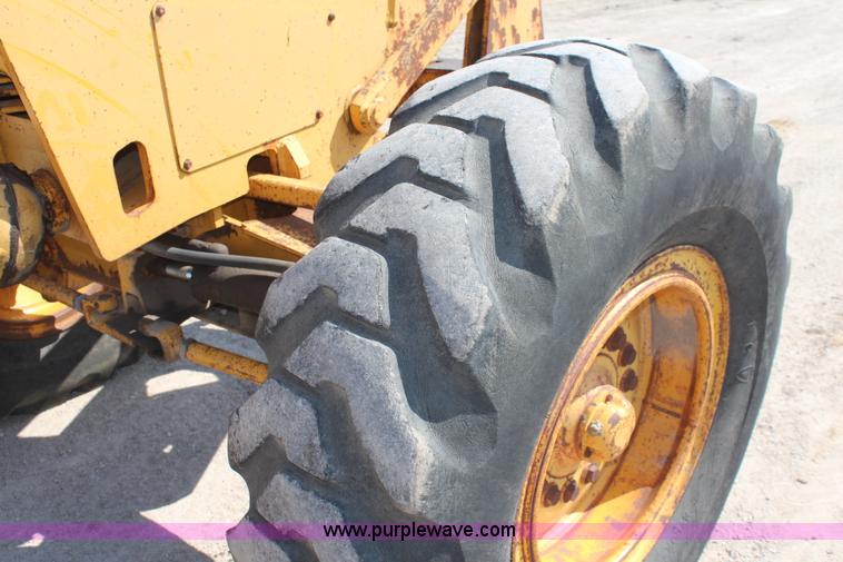 image for item K8960 1977 John Deere 670 motor grader