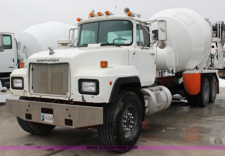 image for item L6704 1999 Mack RD69S mixer truck