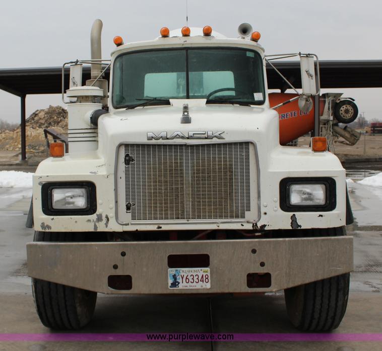 image for item L6704 1999 Mack RD69S mixer truck