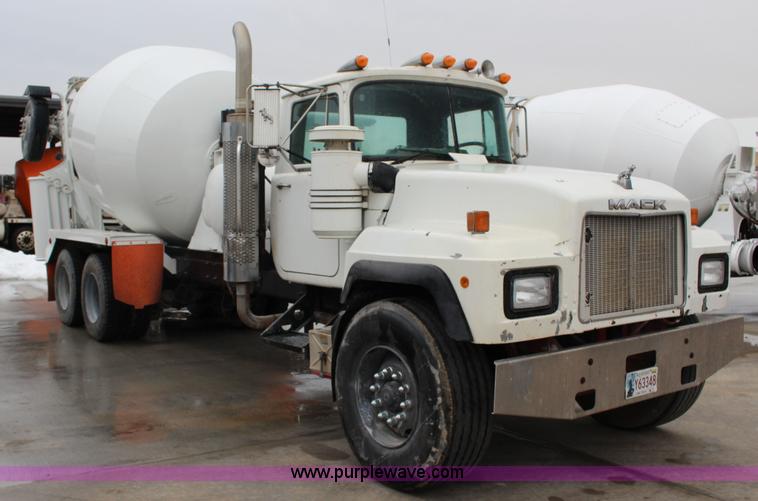 image for item L6704 1999 Mack RD69S mixer truck