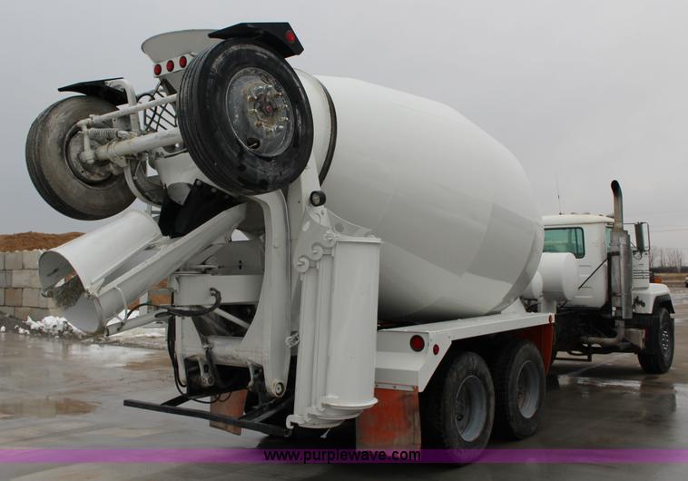 image for item L6704 1999 Mack RD69S mixer truck