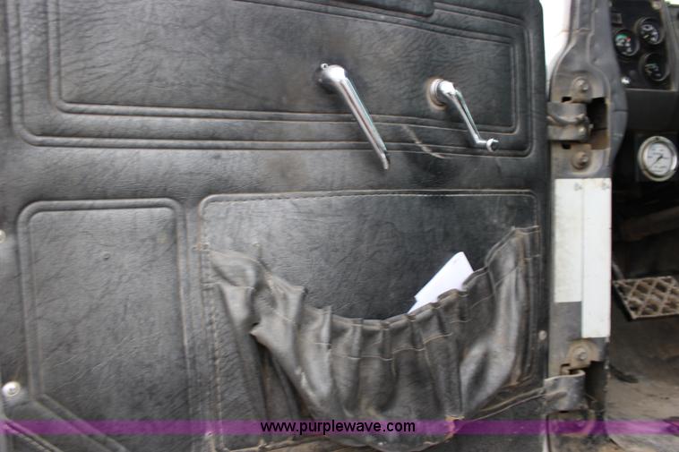 image for item L6704 1999 Mack RD69S mixer truck