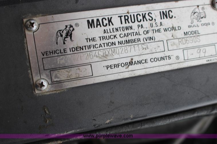 image for item L6704 1999 Mack RD69S mixer truck
