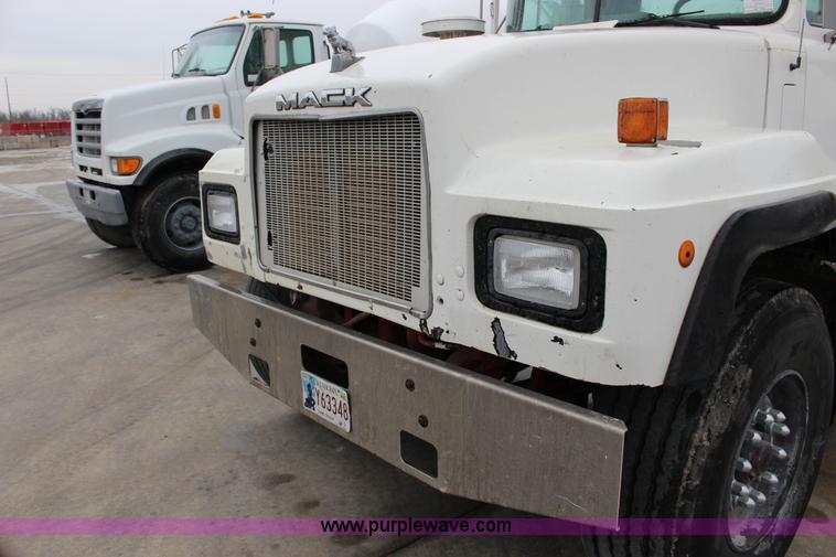 image for item L6704 1999 Mack RD69S mixer truck