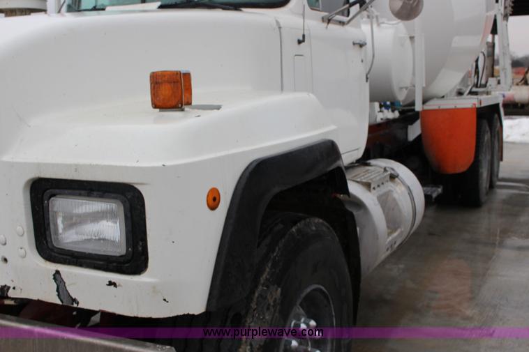 image for item L6704 1999 Mack RD69S mixer truck