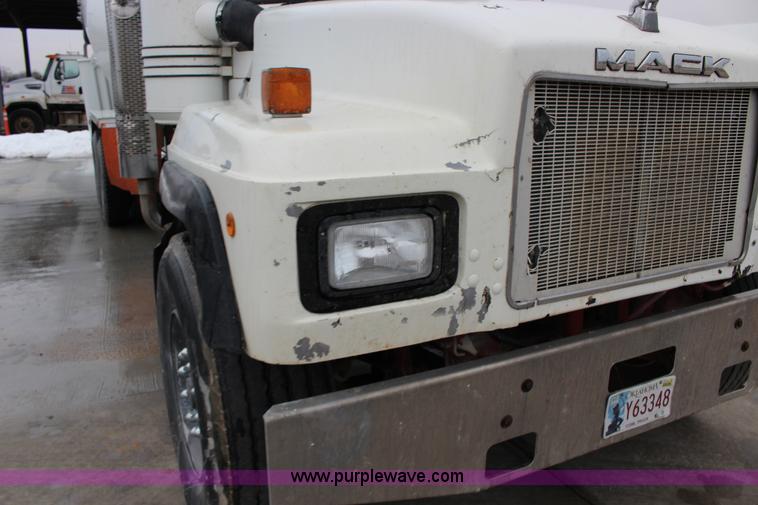 image for item L6704 1999 Mack RD69S mixer truck