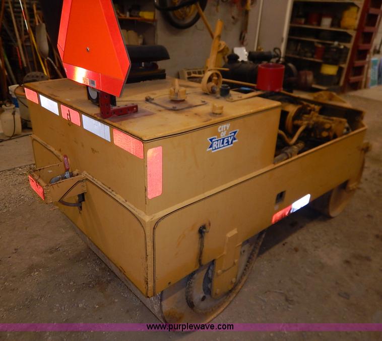 image for item BJ9732 Vibratory double drum roller