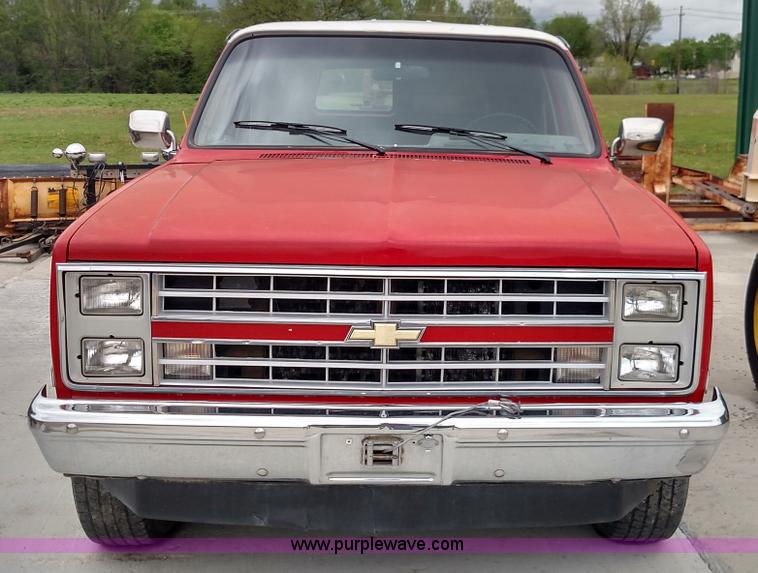 image for item F7627 1986 Chevrolet Silverado 10 Suburban SUV