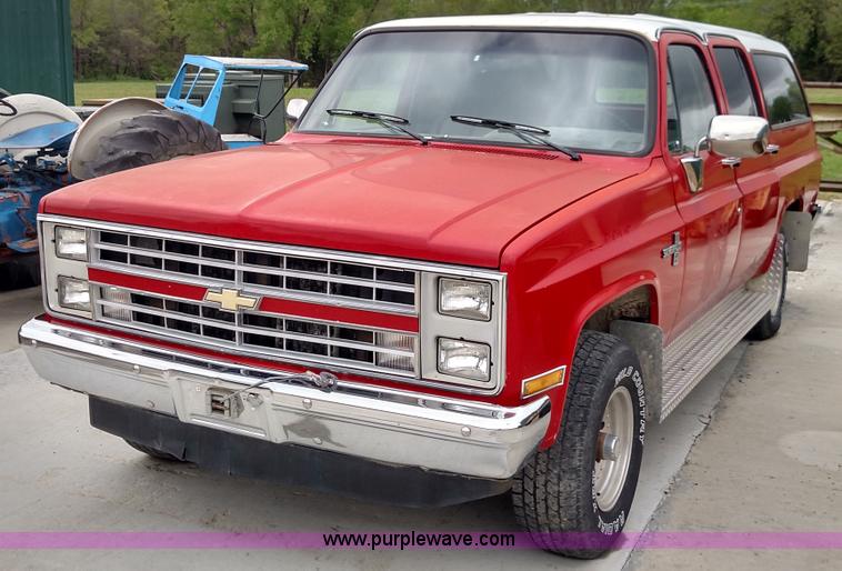 image for item F7627 1986 Chevrolet Silverado 10 Suburban SUV