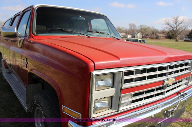 image for item F7627 1986 Chevrolet Silverado 10 Suburban SUV