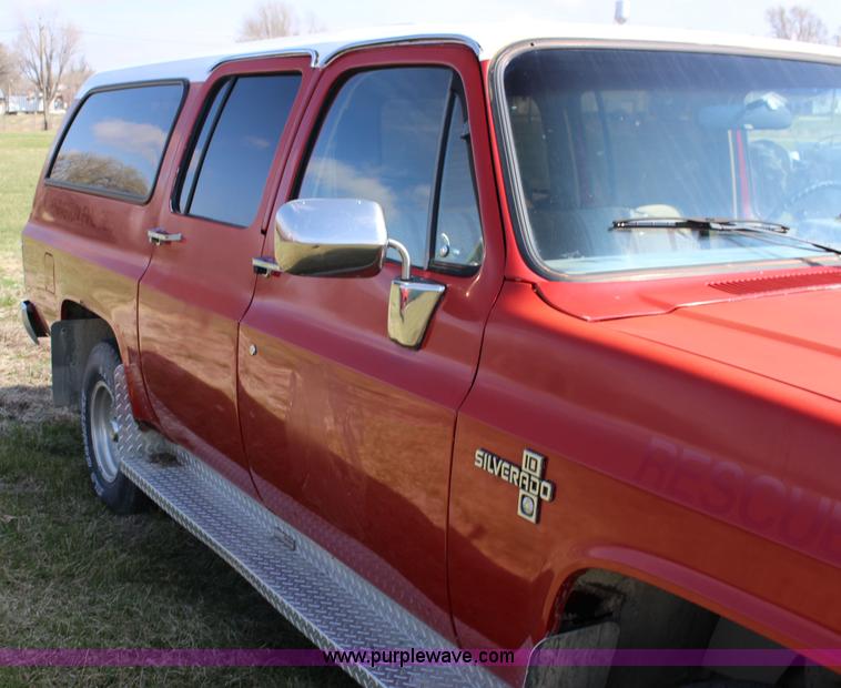 image for item F7627 1986 Chevrolet Silverado 10 Suburban SUV