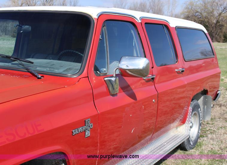 image for item F7627 1986 Chevrolet Silverado 10 Suburban SUV