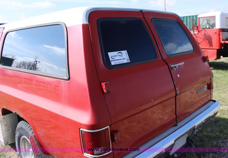 image for item F7627 1986 Chevrolet Silverado 10 Suburban SUV