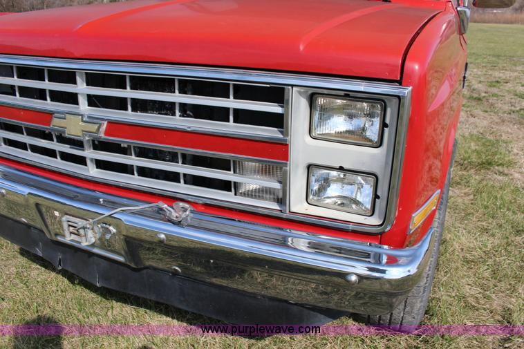 image for item F7627 1986 Chevrolet Silverado 10 Suburban SUV