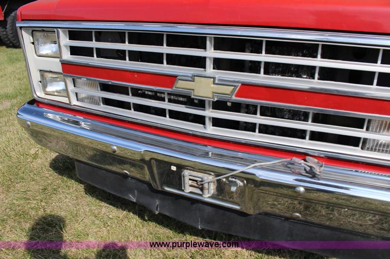 image for item F7627 1986 Chevrolet Silverado 10 Suburban SUV