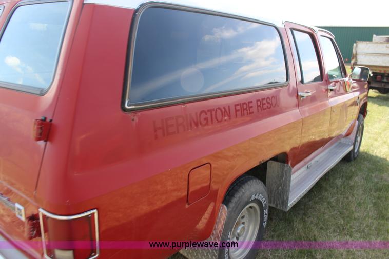 image for item F7627 1986 Chevrolet Silverado 10 Suburban SUV
