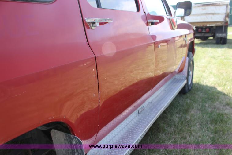 image for item F7627 1986 Chevrolet Silverado 10 Suburban SUV