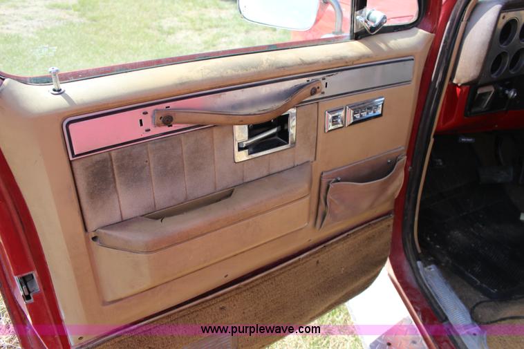 image for item F7627 1986 Chevrolet Silverado 10 Suburban SUV