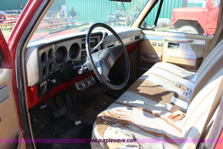 image for item F7627 1986 Chevrolet Silverado 10 Suburban SUV